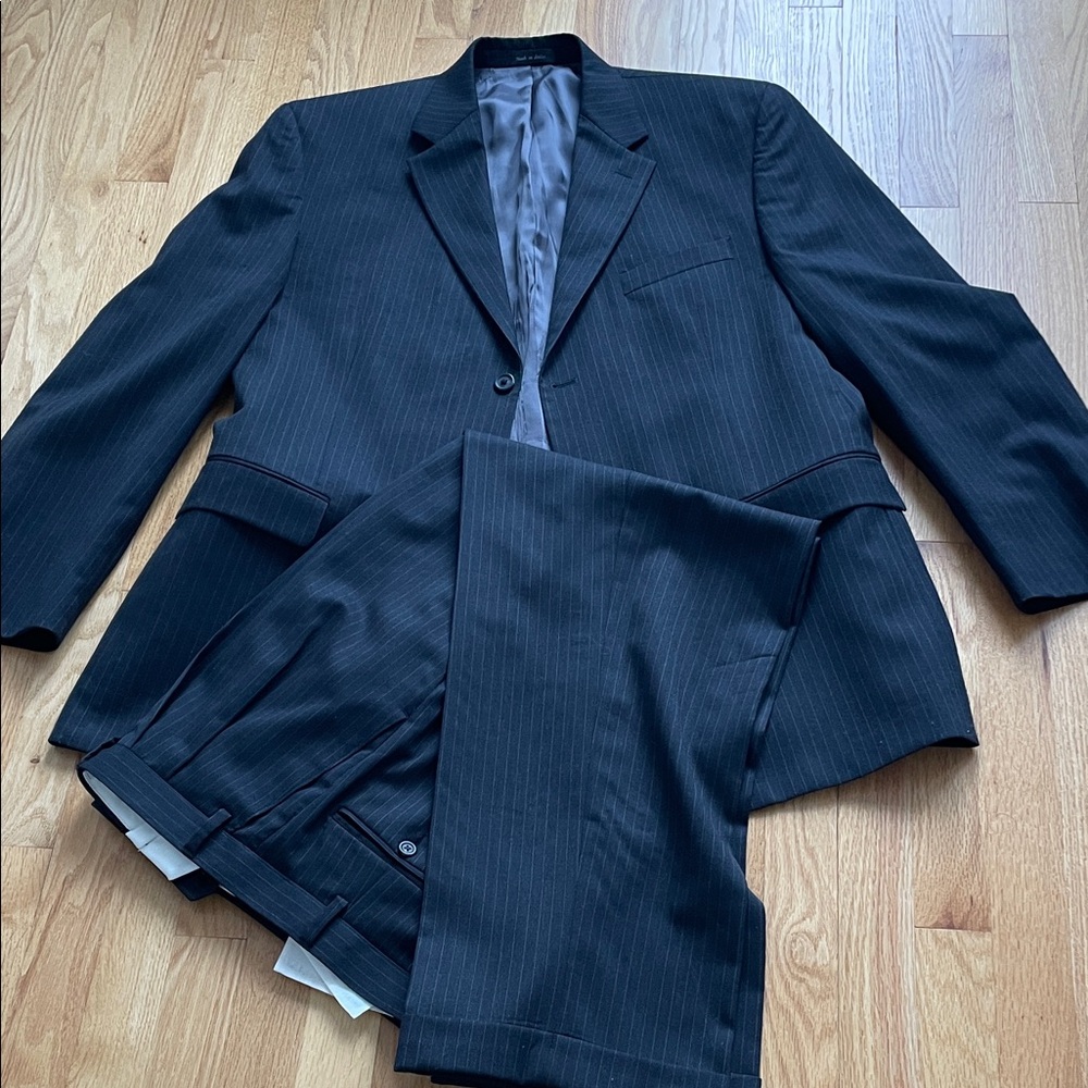 Van Heusen 100% wool pin stripe suit 44 L